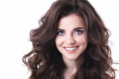 Güzel bir kadın yüzü kapalı stüdyo, saç stili. Kadın modeli.