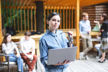 Çalışan alanda dizüstü bilgisayarı olan öğrenci kız. Kadın Serbest Çalışan.
