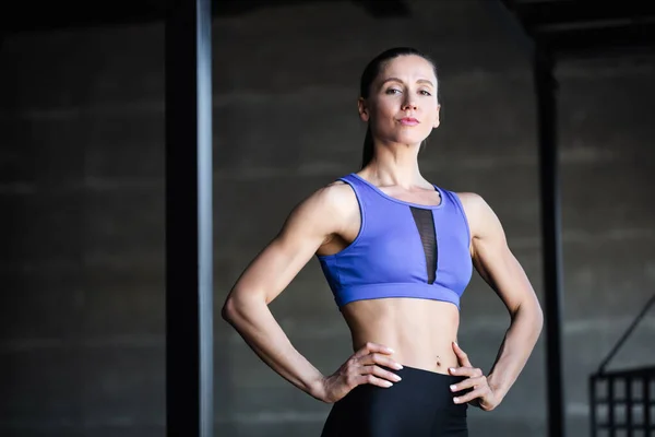 Hermosa Mujer Lista Para Gimnasio Contra Fondo Oscuro Deporte Fitness —  Fotos de Stock