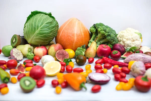 Sammlung Von Frischem Gemüse Auf Dem Küchentisch Gesunde Ernährung — Stockfoto