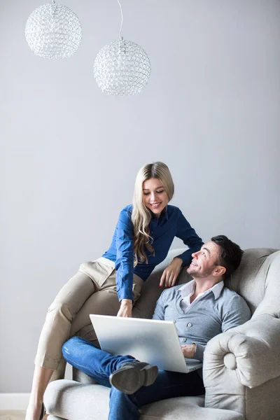 Cheerful Man Woman Home Laptop Cozy Chair Online Shopping — Stock Photo, Image