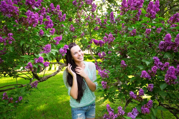 Menina Bonita Com Árvores Florescentes Jardim Primavera — Fotografia de Stock
