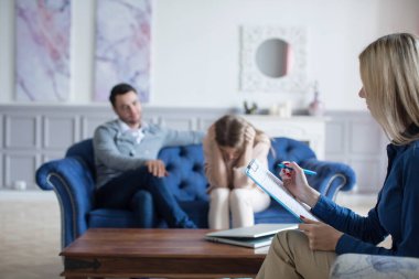 Psikologdaki resepsiyondaki çift. Aile Sorunları.