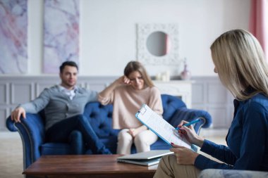 Psikologdaki resepsiyondaki çift. Aile Sorunlarında Yardım.