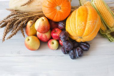 Taze meyve ve buğday. Çiftlik ürünleri.