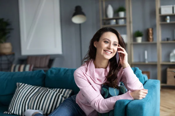 Felice Allegra Giovane Donna Che Parla Telefono Casa Chiamata Sullo — Foto Stock