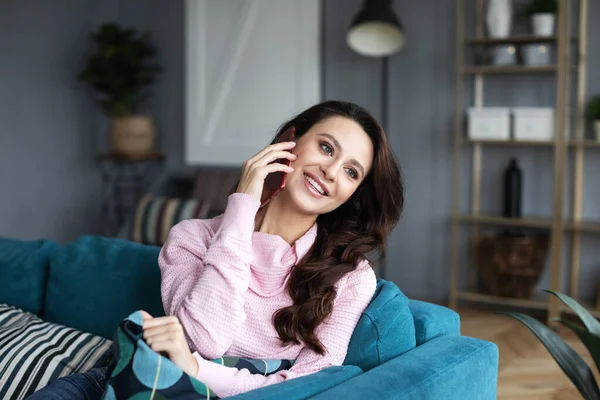 Hermosa Mujer Sonriendo Mirando Lado Mientras Habla Por Teléfono Casa —  Fotos de Stock