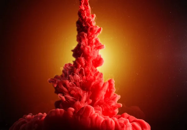 暗い輝く背景に水の中に赤いインク 要旨形 — ストック写真