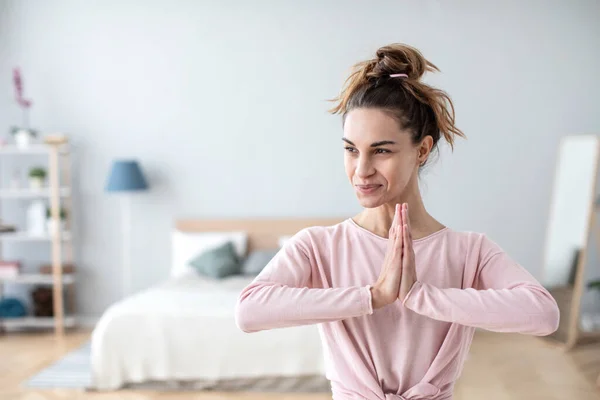 Porträtt Attraktiv Leende Yogi Kvinna Meditera Pose Avslappning Motion Träna — Stockfoto