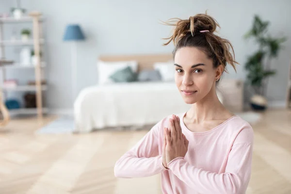 Namaste Gest Nära Håll Ung Kvinna Utövar Yoga Tränar Hemma — Stockfoto