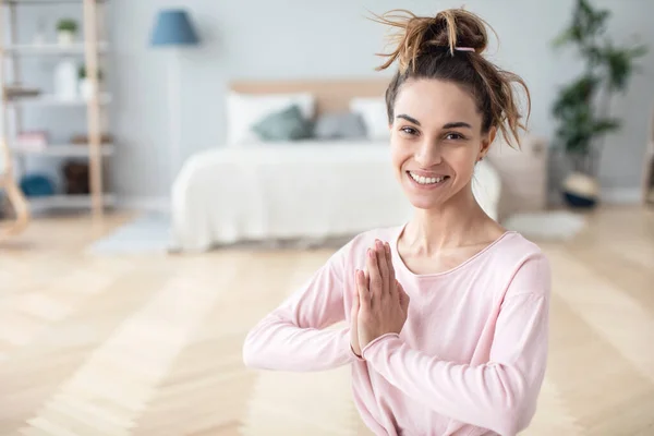 Porträtt Ung Leende Yogi Kvinna Utövar Yoga Meditera Avslappnande — Stockfoto