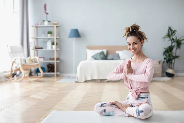 Dags För Yoga Vacker Leende Kvinna Lotusställning Yogamattan Medan Hon — Stockfoto