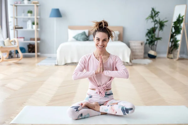 Vacker Leende Kvinna Lotusställning Yogamattan Yoga Hemma — Stockfoto