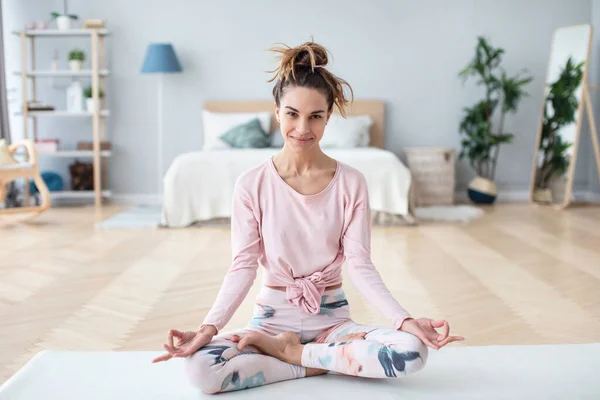 Porträtt Positiv Kvinnlig Yogainstruktör Lotusposerar Yogamattans Heminredning Livsstil Koncept — Stockfoto