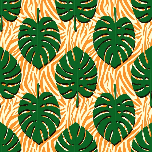 Monstera tropical deja un patrón sin costuras sobre fondo de cebra naranja . — Vector de stock