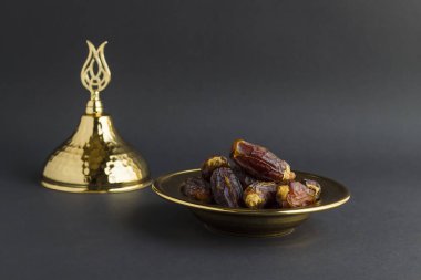 Büyük boy, lüks meyveli, şık, parlak metal kaseler üzerinde fotokopi alanı. Ramazan konsepti..