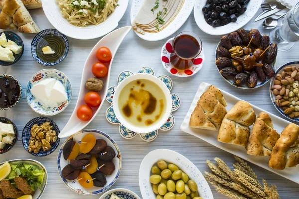 Ramazan, iftar, ana menüden önce geleneksel çorba, hurma, zeytin, Ramazan ekmeği, mavi masada diğer yiyeceklerle birlikte su cevizi. Özel tasarım, üst görüş..