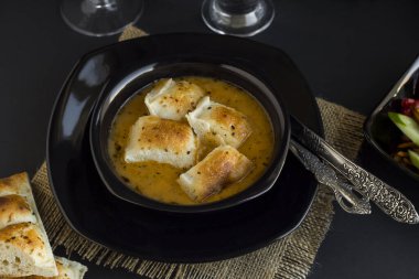 Ramazan Çorbası 'nı Ramazan Ekmeğiyle yakın plan çek.