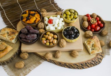 Geleneksel Ramazan iftarı ahşap tahtalardaki bambu kaselerindeki çeşitli yiyeceklerde.