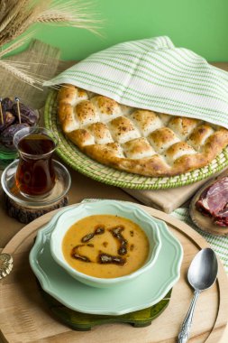Geleneksel Ramazan, Türk Çorbası ve Taze, Kabarık Ramazan Ekmeği İftar Yemeği.