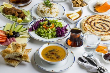 Ramazan (iftar) menüsünde geleneksel Türk Çorbası (Ezo gel) şık porselen yemek ürünleriyle tasarlandı. Beyaz yüzey.