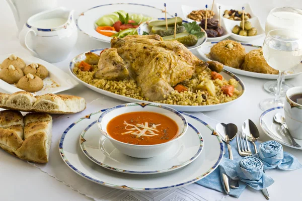 전통적 식탁에 토마토 수프와 닭고기를 곁들인 음식들 표면에서 먹는다 — 스톡 사진