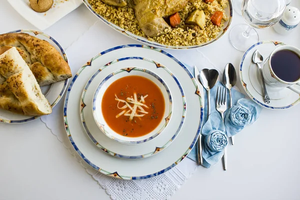 Ramadan Bord Med Tomatsuppe Stekt Kyllingris Den Hvite Overflaten Sammen – stockfoto