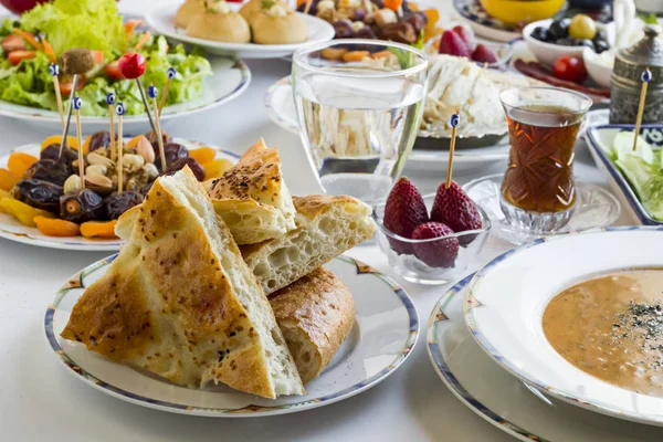 Ramazan Bayramı 'nın kavramsal görüntüsü. Çorba ile geleneksel Ramazan Yemeği, Ramazan Ekmeği 