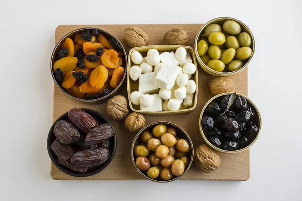Foods Ramadan Iftar Kolmenlaisia Oliiveja Päivämäärä Hedelmiä Aprikoosi Saksanpähkinöitä Juustoa — kuvapankkivalokuva