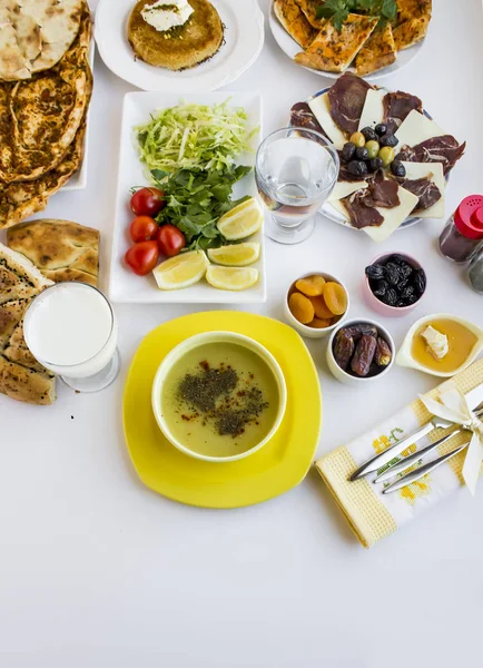 Tradisjonell Ramadan Middag Med Tradisjonell Tyrkisk Grønn Lentil Suppe Gul – stockfoto
