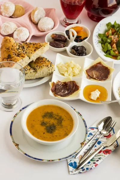 Tradisjonelt Tyrkisk Ramadan Iftar Måltid Med Tyrkisk Suppe Ezogelin Hvitt – stockfoto