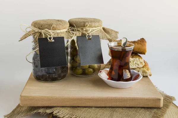 Svart Grønn Oliven Glasskrukke Trebordet Med Tradisjonell Tyrkisk Ramadan Bread – stockfoto