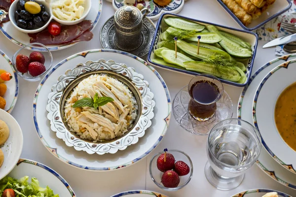 Perinteinen Turkkilainen Ramadan Iftar Ruokapöytä Keiton Kanan Juomien Riisin Salaatin — kuvapankkivalokuva