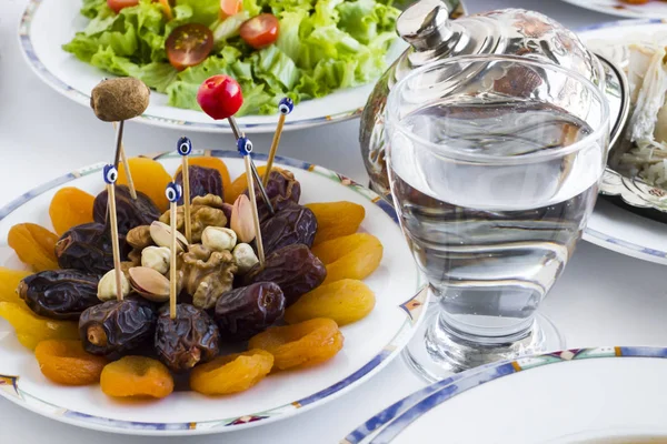 Tradisjonelt Ramadan Måltid Med Frukt Glass Vann Tett Beholdning – stockfoto