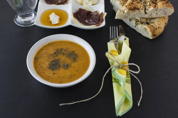 Mesa Cena Tradicional Del Ramadán Con Menú Iftar Superficie Oscura — Foto de Stock