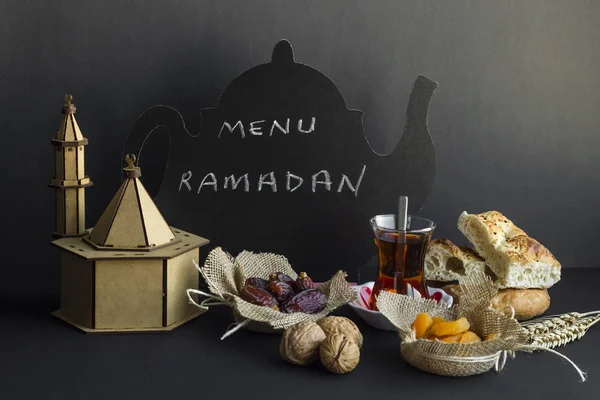 Paasto Elintarvikkeet Ramadan Mustalla Pinnalla Edessä Musta Puinen Valikko Board — kuvapankkivalokuva