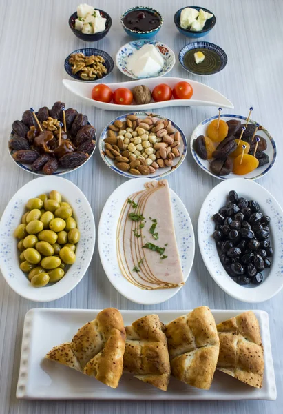 Tradisjonelle Ramadan Iftar Måltid Med Symbolske Næringsmidler Lyseblå Overflate Vertikalt – stockfoto
