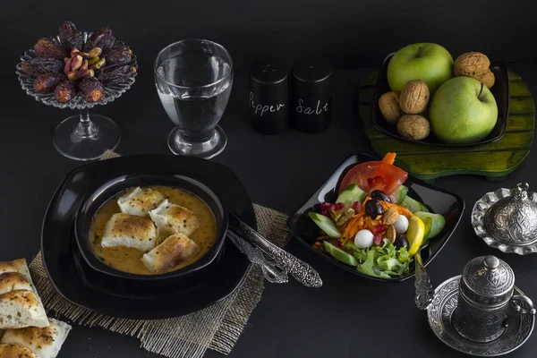 Perinteinen Ramadan Iftar Ateria Keitolla Salaatilla Hedelmillä Mustalla Pinnalla Tyylikäs — kuvapankkivalokuva