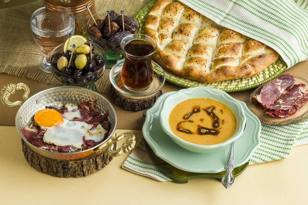 Traditionele Ramadan Iftar Eettafel Met Turkse Soep Vers Gezwollen Rond Stockfoto