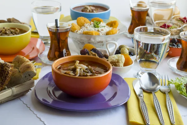 Perinteinen Ramadan Iftar Ruokapöytä Keittoa Teetä Riisiä Hedelmiä Valikoiva Keskittyä kuvapankkikuva
