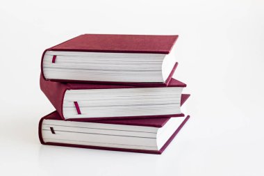 Kumaş kaplı defter, beyaz arka planda sert kapaklı kapaklı kitaplar..