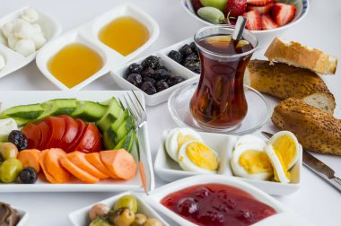 Geleneksel Türk kahvaltı masası Türk çayı ve simidi.