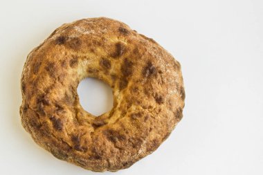 Beyaz yüzeyde geleneksel Yuvarlak, Yumuşak Ekmek. Dikey ya da yatay kullanılabilir. Metin için boşluk.