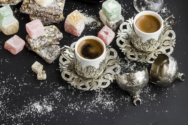 Perinteinen Turkkilainen Kuohuviini Kahvia Tyylikäs Vintage Kahvikupit Mustalla Pinnalla Kookos — kuvapankkivalokuva