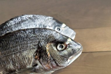 Kapalı kapılar, ahşap arka planda pişmemiş 