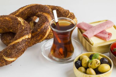 Susam tohumlu taze pişmiş hindi simitlerinin yakın plan çekimi.