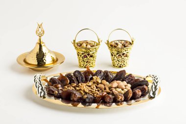 Lezzetli kurutulmuş hurma ve fındık tabağı.