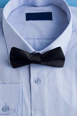 Açık Mavi Gömlekli Siyah Kravat. Babalar Günü 'nün ya da herhangi özel bir günün kavramsal görüntüsü..