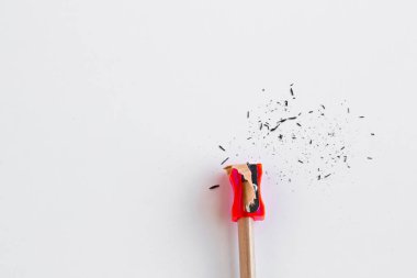 Beyaz yüzeye yakın çekim kalem ve keskinleştirici