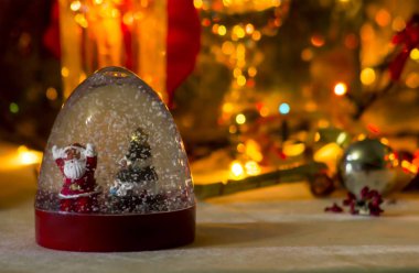 Noel Kartopu Noel Baba 'yla Işıkların önündeki masada ağaçlı